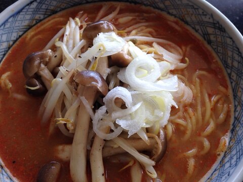 もやししめじ辛味噌ラーメン。